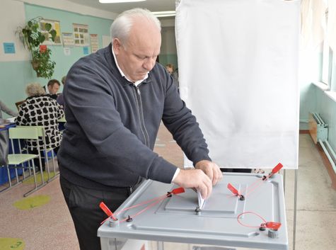 Глава Хакасии Виктор Зимин на избиратьельном участке